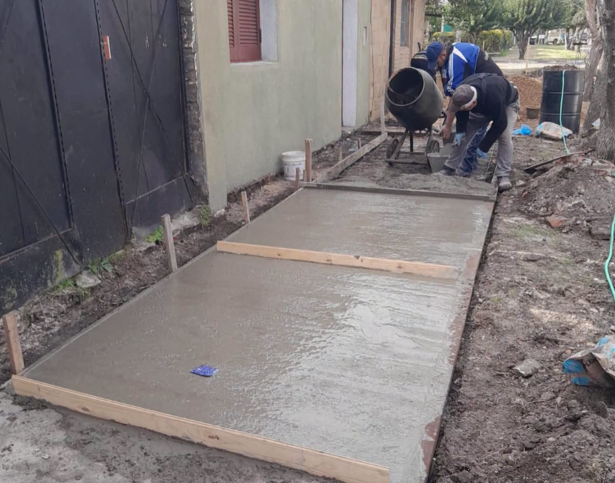 Rossi mantiene el ritmo de obras en Santa Elena: avanzan nuevas veredas en barrio Malvinas Argentinas